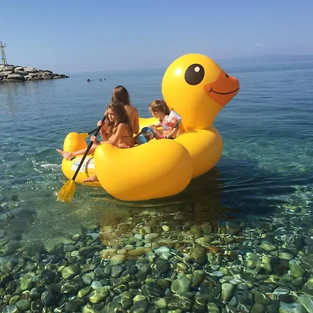 Chic Seaside In - 60 Sqm - Sea View 아파트 Akrogiali